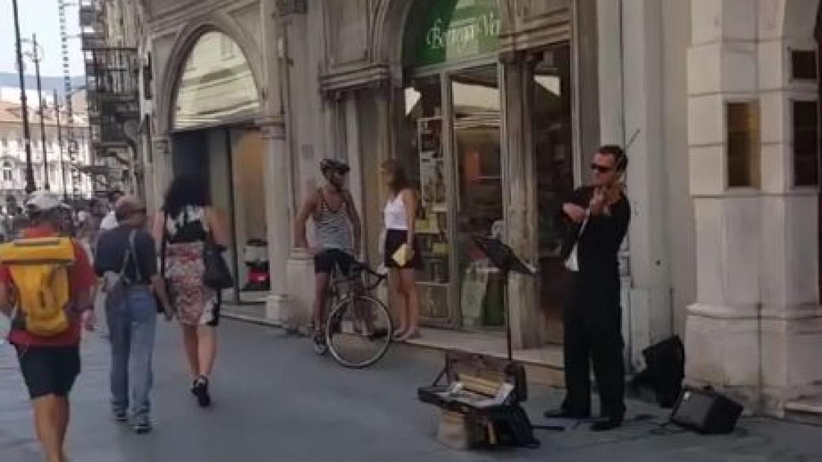 un barbat canta la vioara pe strada cand ceva incredibil s a intamplat toata lumea a scos telefonul