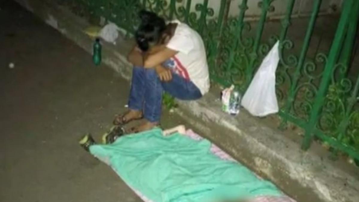 fotografia care a emotionat internetul povestea copiilor care dorm pe strada in bucuresti alaturi