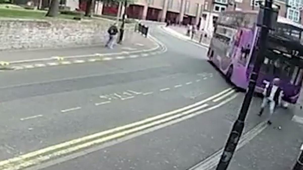 incident dramatic a fost lovit in plin de un autobuz iar ce a urmat este socant video