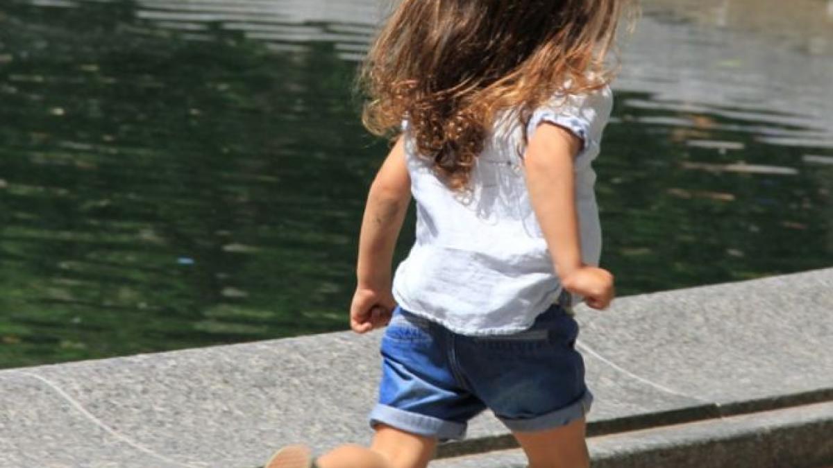 o fetita a fost traumatizata de interventia unui jandarm mami nu vreau sa merg la inchisoare video