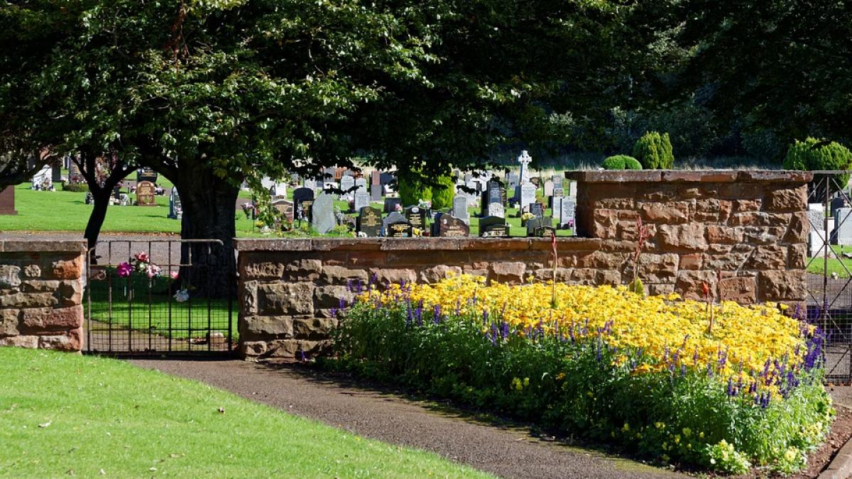 descoperire macabra la poarta cimitirului anchetatorii nu exclud varianta unei sinucideri