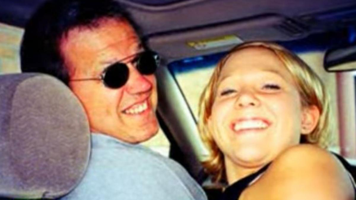 fata lor murise intr un accident de masina ingrozitor la o luna de la inmormantare un telefon le a