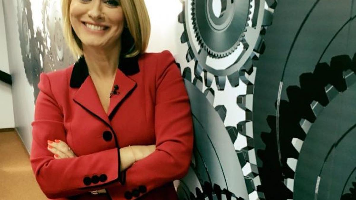 andreea esca asa cum nu o vezi la stiri sexy in costum de baie foto