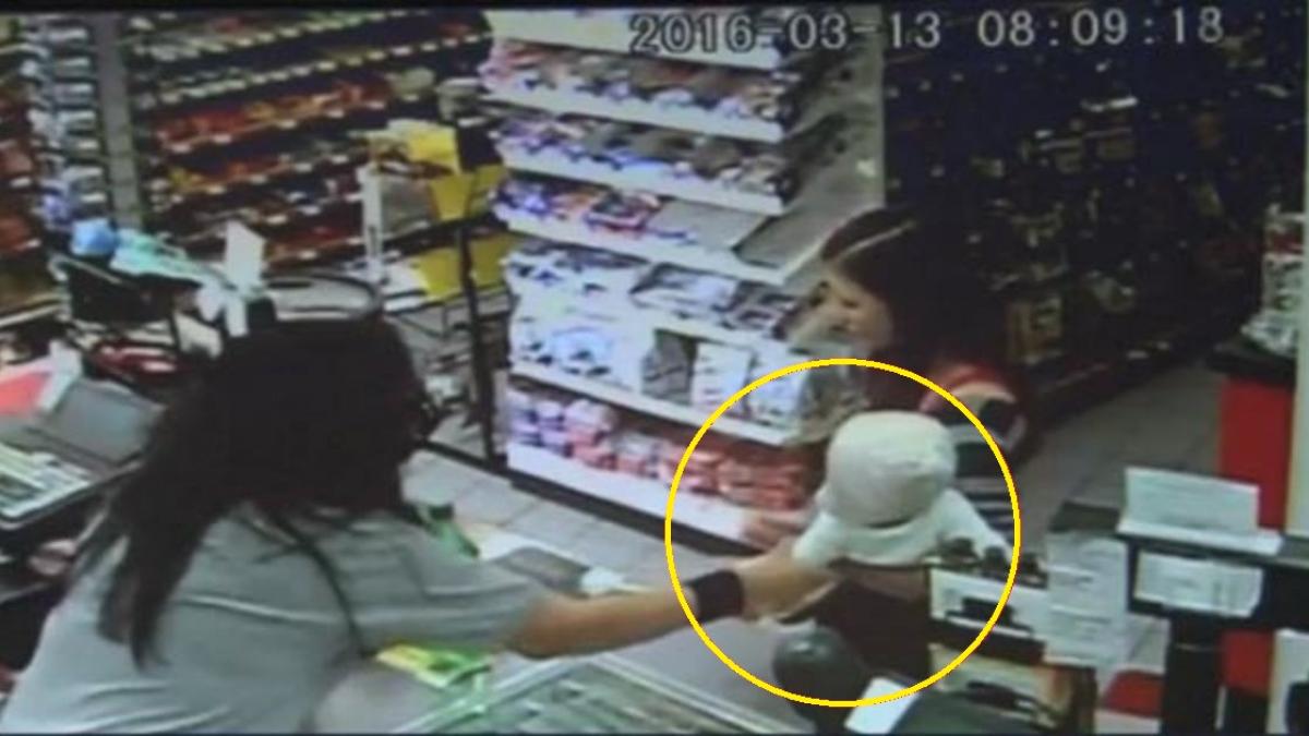 in timp ce era la magazin cu bebelusul vanzatoarea i a smuls pur si simplu copilul din brate