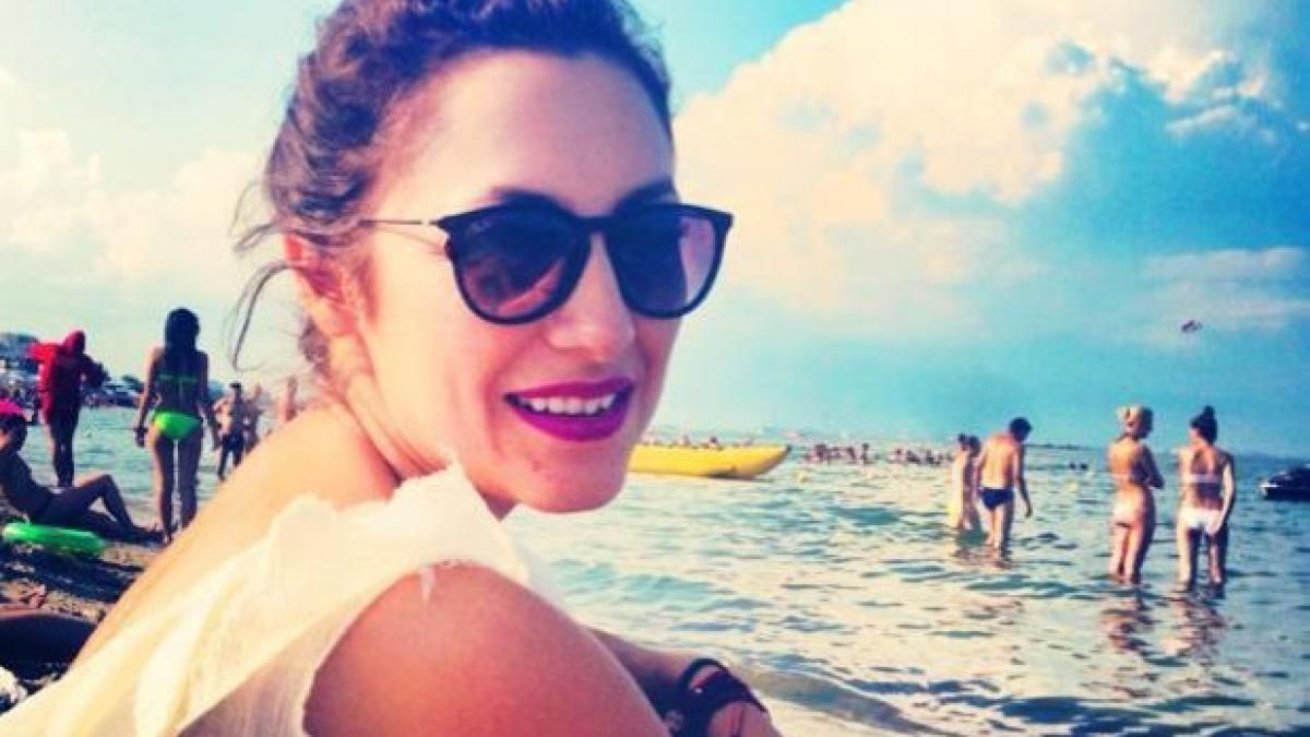 motivul pentru care andra nu apare niciodata in costum de baie la plaja