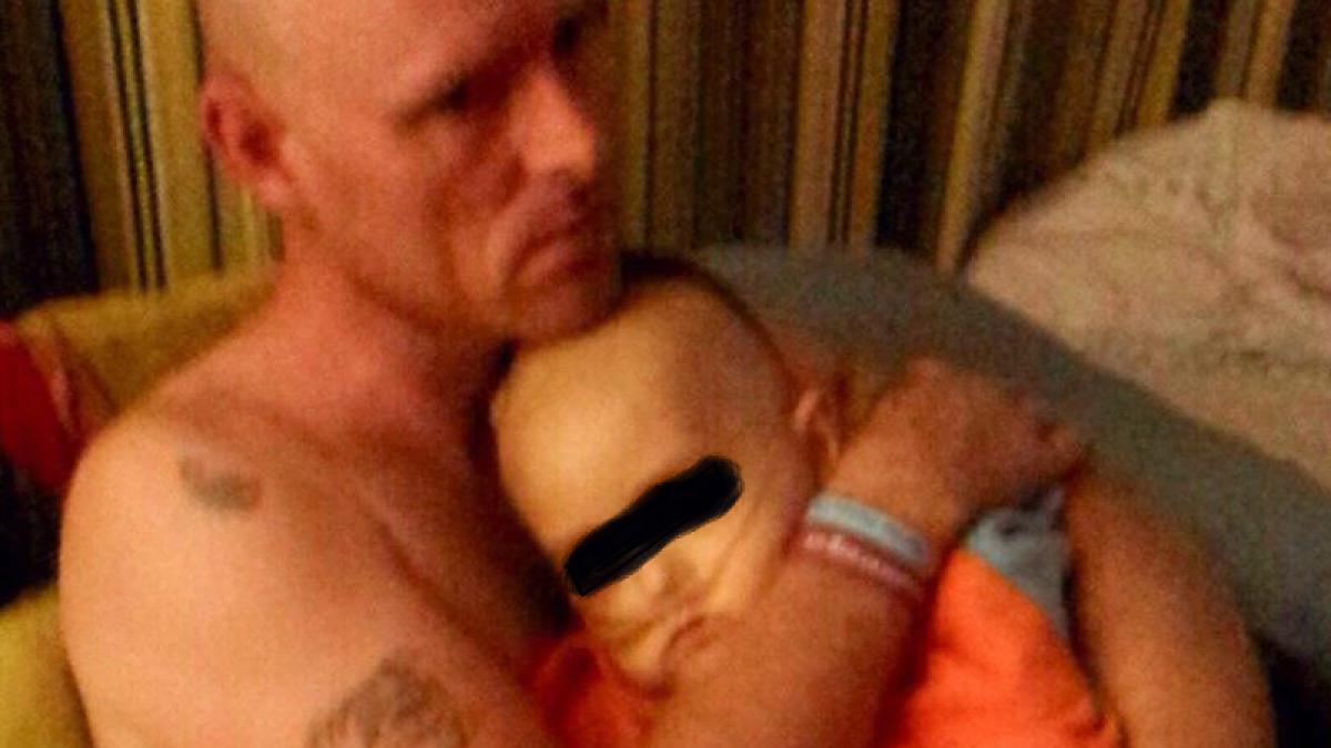 un copil a murit in bratele tatalui sau baietelul a strigat sa i se faca o fotografie chiar acum