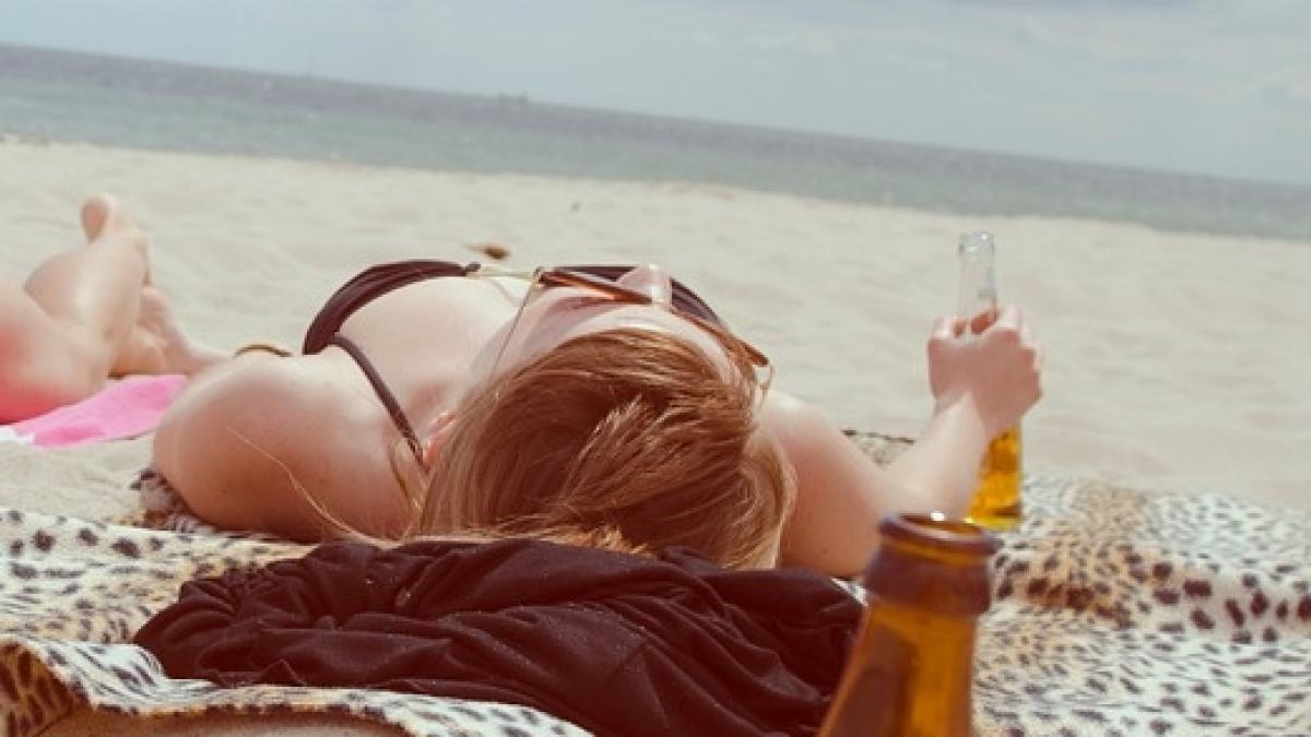 iasi o tanara a ajuns la spital din cauza arsurilor provocate la plaja de soarele torid