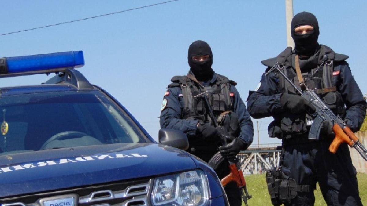 jandarm taiat cu cutitul intr o interventie pentru aplanarea unui conflict