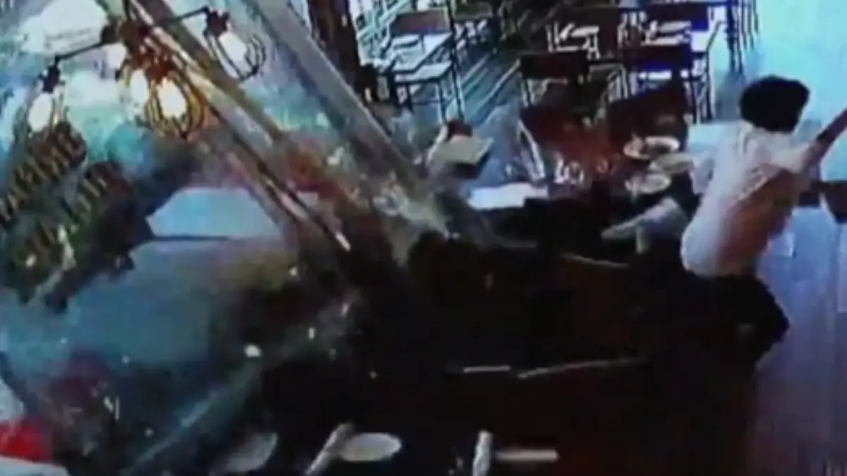 un sofer baut a intrat cu o camioneta intr un pub video