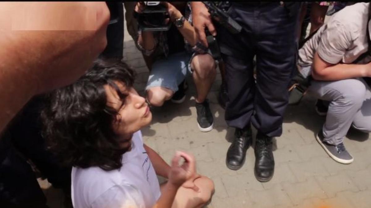 cine este femeia agresata de jandarmi la mitingul pentru normalitate din cluj