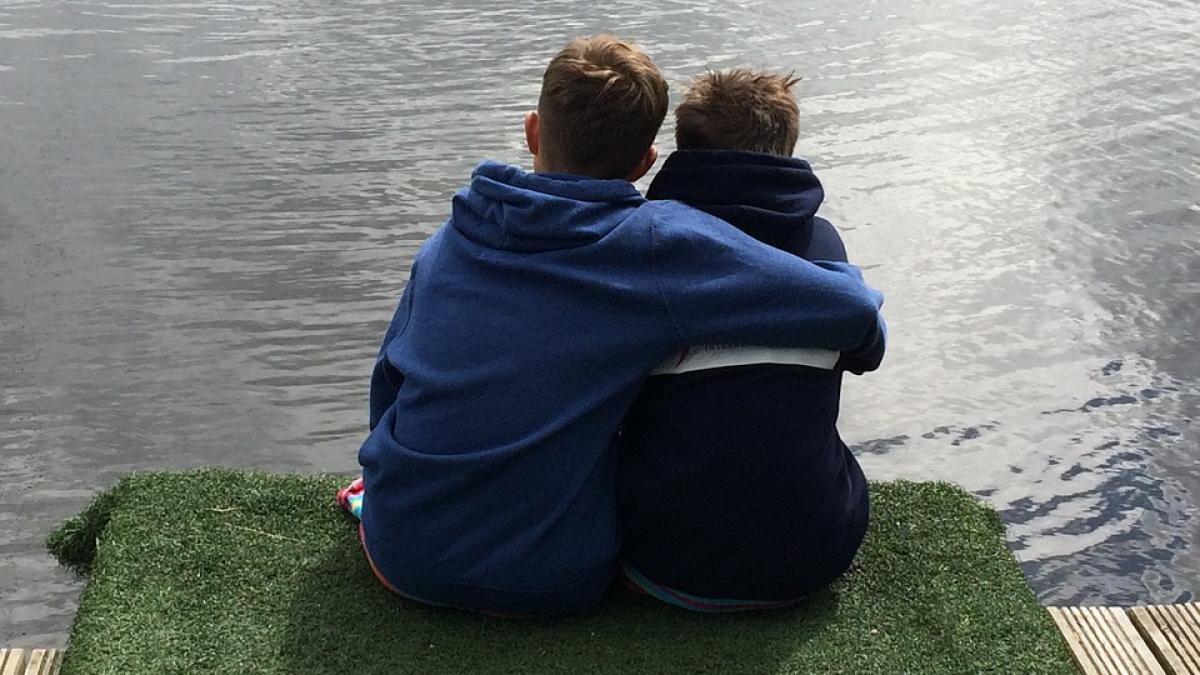 o mama si a lasat cei doi baieti de sase si 11 ani singuri acasa si a plecat la paris sa si