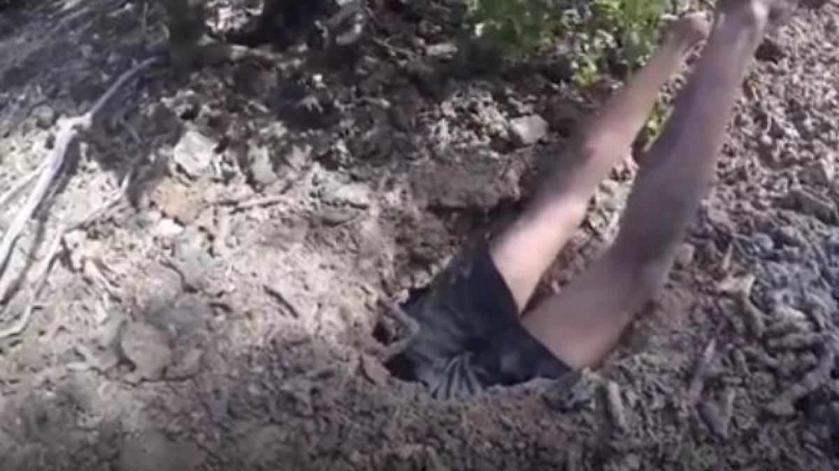 a vazut o gaura imensa in pamant si a decis sa intre in ea ii mai ramasesera afara doar picioarele