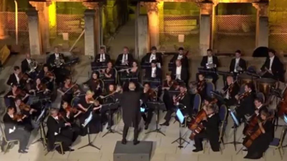 aparitie socanta la un concert de muzica clasica cine a venit pe scena spectatorii au aplaudat