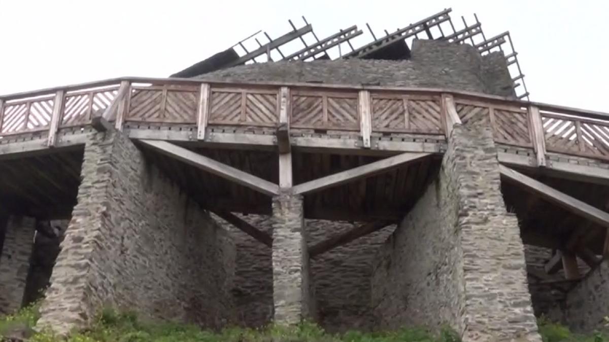 barbat in coma dupa ce a cazut de la o inaltime de 3 metri la cetatea feldioara brasov