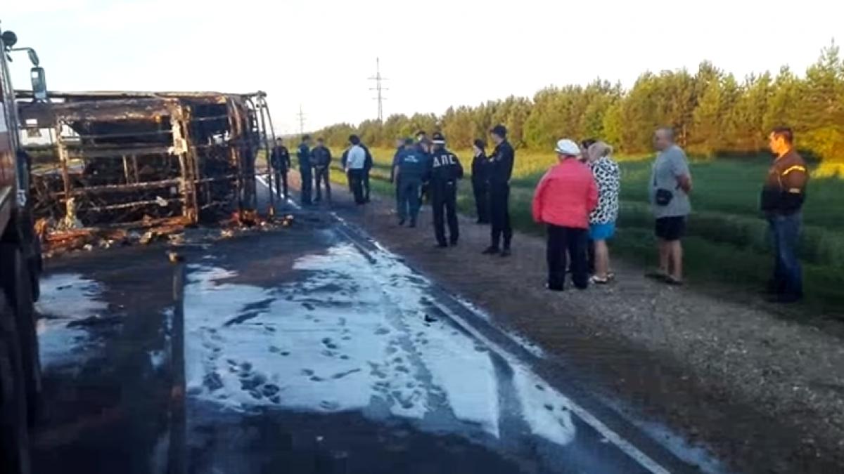 carnagiu pe o sosea din rusia 13 oameni au murit dupa ce un autobuz cu pasageri s a ciocnit cu o