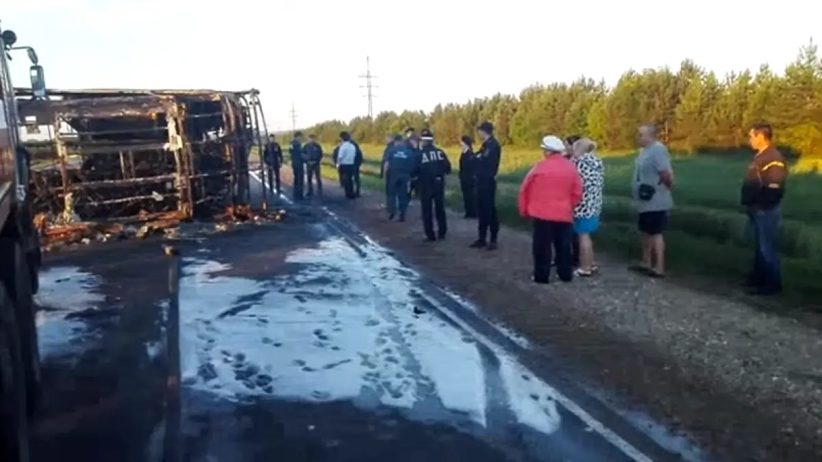 carnagiu pe o sosea din rusia 13 oameni au murit dupa ce un autobuz cu pasageri s a ciocnit cu o
