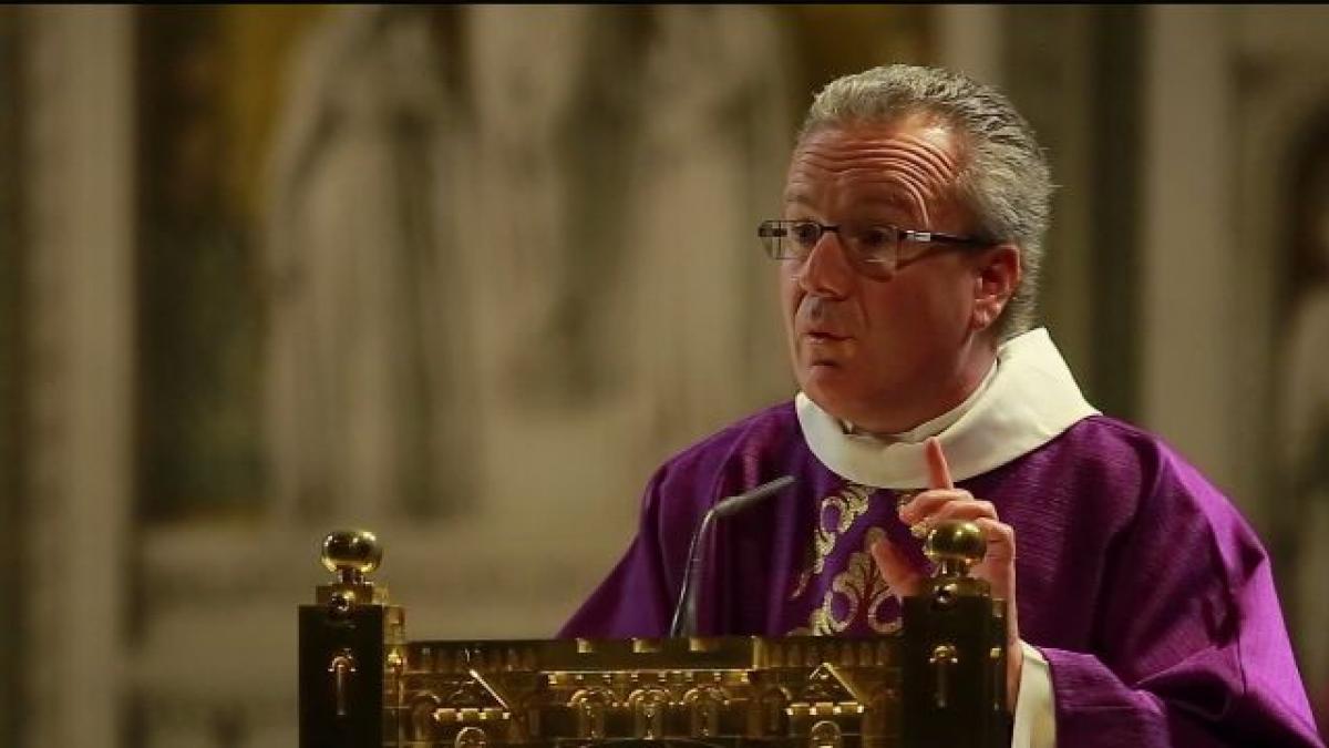 in premiera cu parisul la picioare povestea preotului roman care slujeste la catedrala sacre coeur