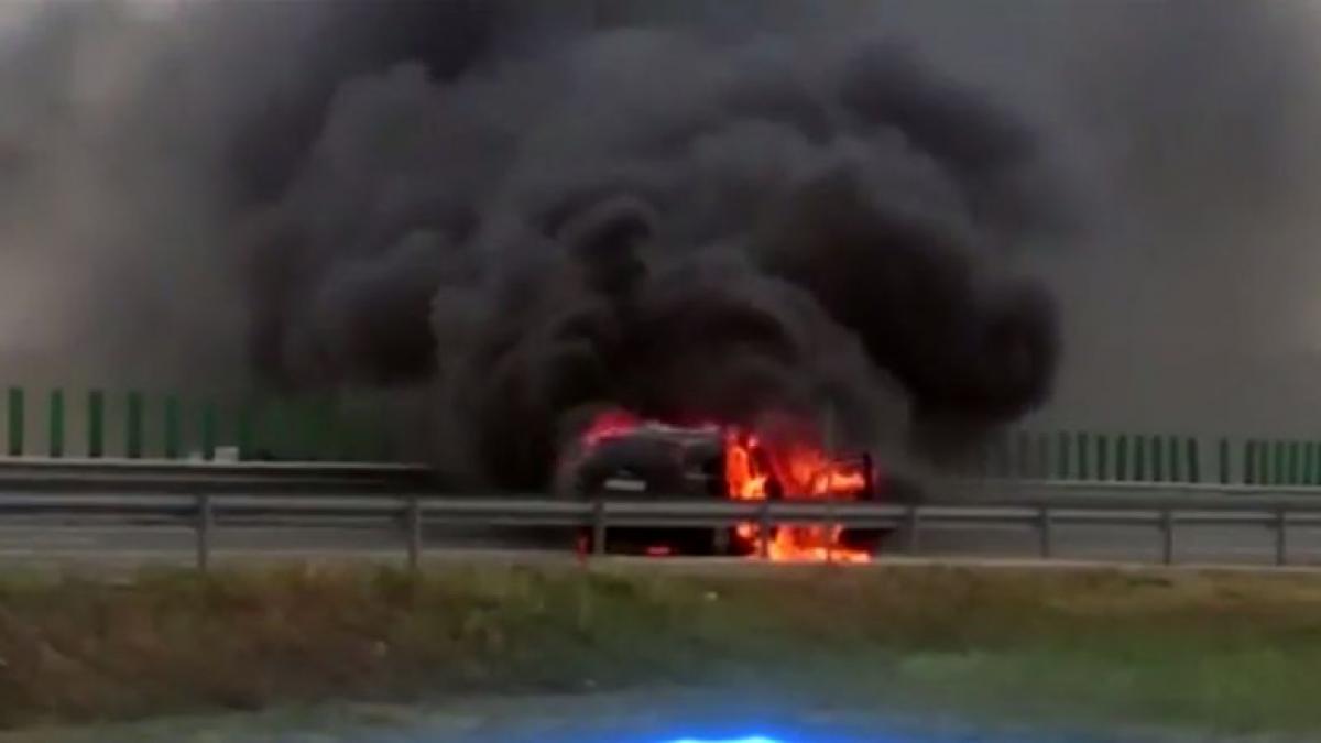 o masina a luat foc in mers pe autostrada soarelui