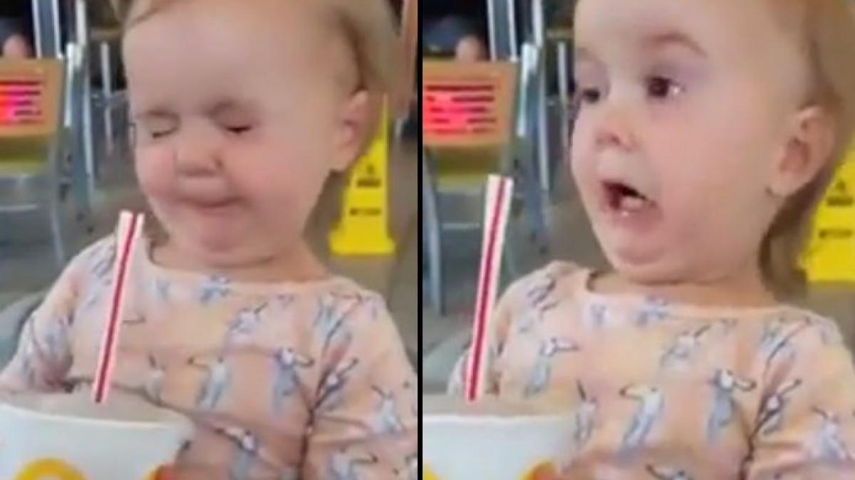 reactia unui copil de doi ani care bea pentru prima data coca cola