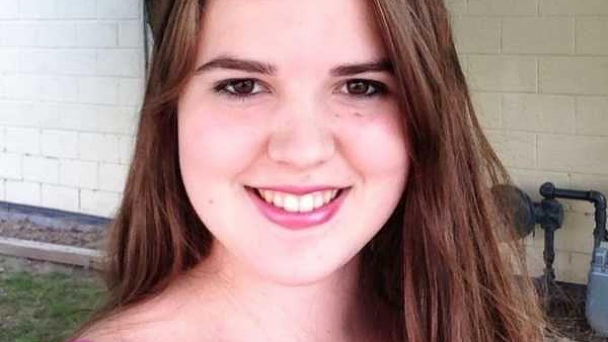 fiica ei a murit de cancer la 18 ani dar cand mama ei s a uitat la sicriu in timpul inmormantarii a