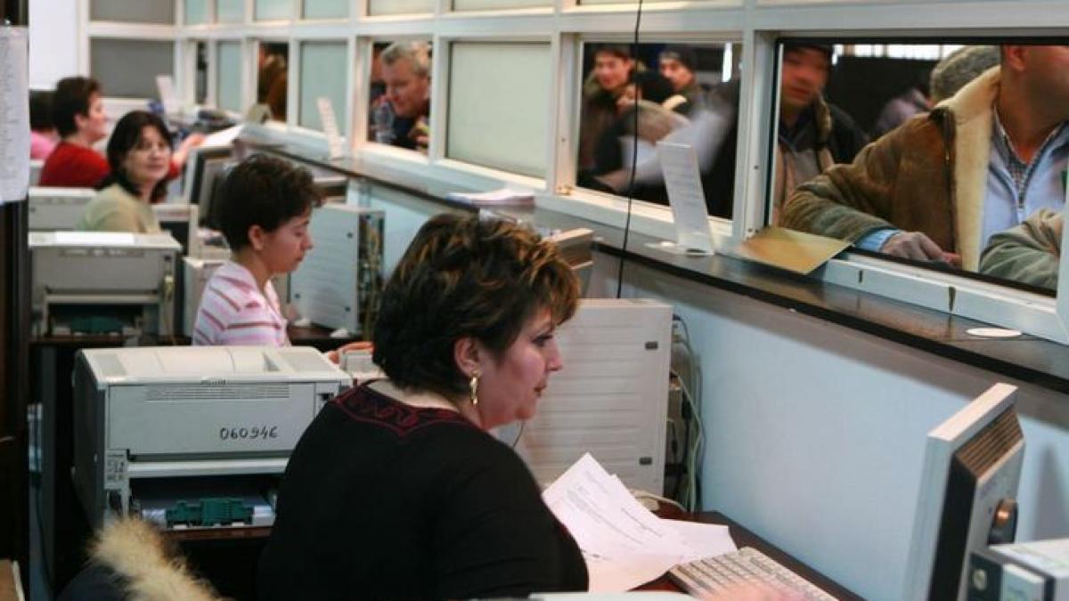 au muncit pana la epuizare angajatii de la permise si inmatriculari luati cu ambulanta de la birou