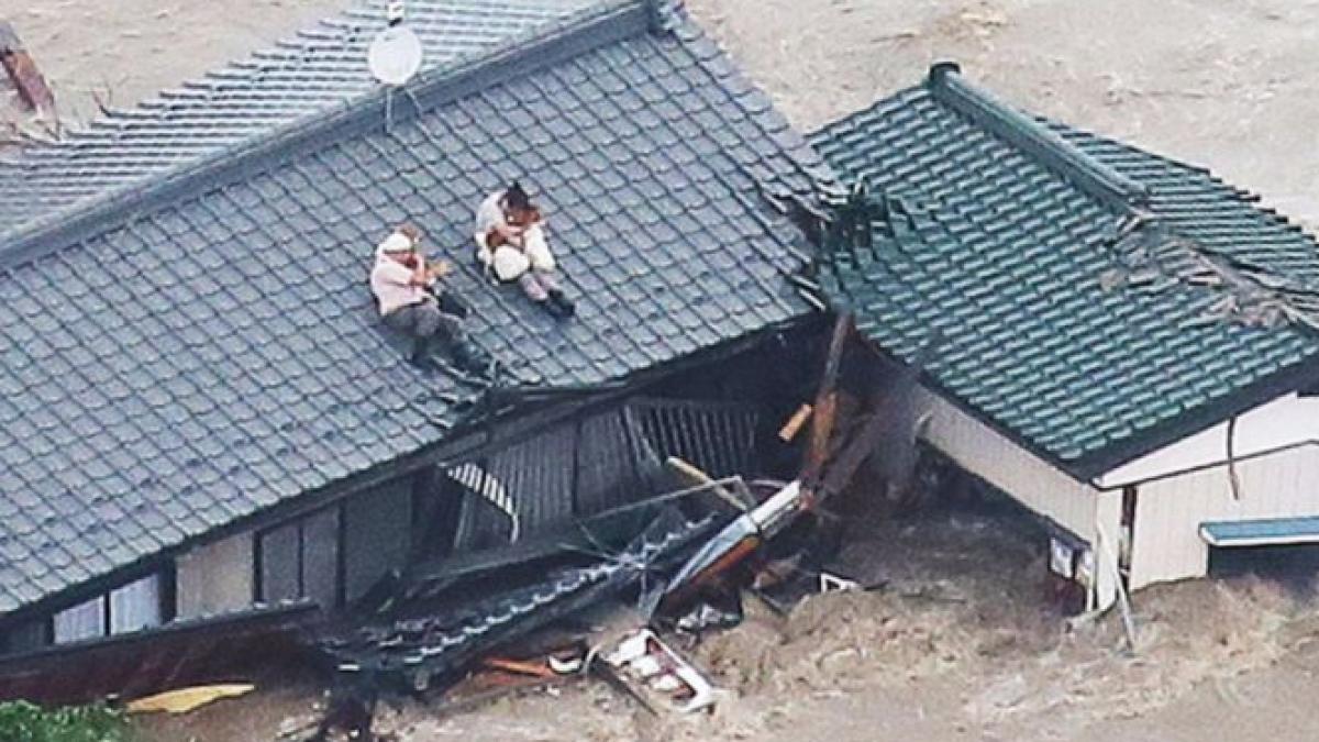 dupa ploi inundatii catastrofale imaginea soc care face inconjurul internetului ce tineau in brate