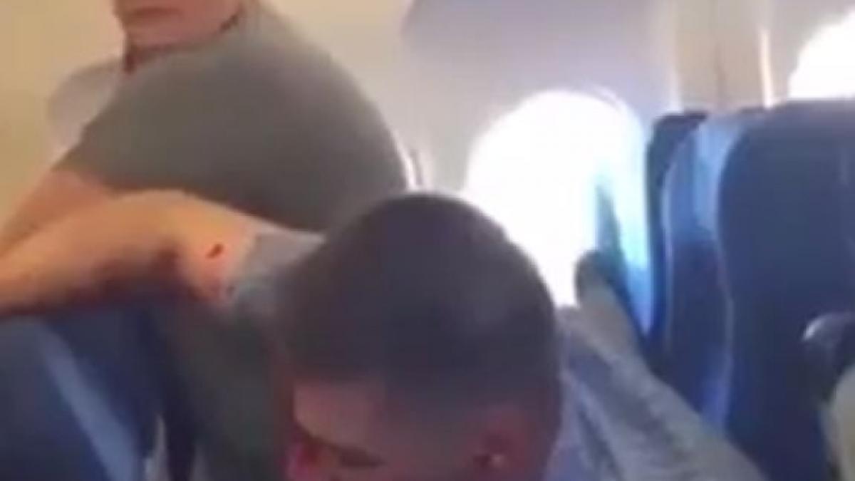 clipe de panica intr un avion este cumplit ce au putut sa vada calatorii