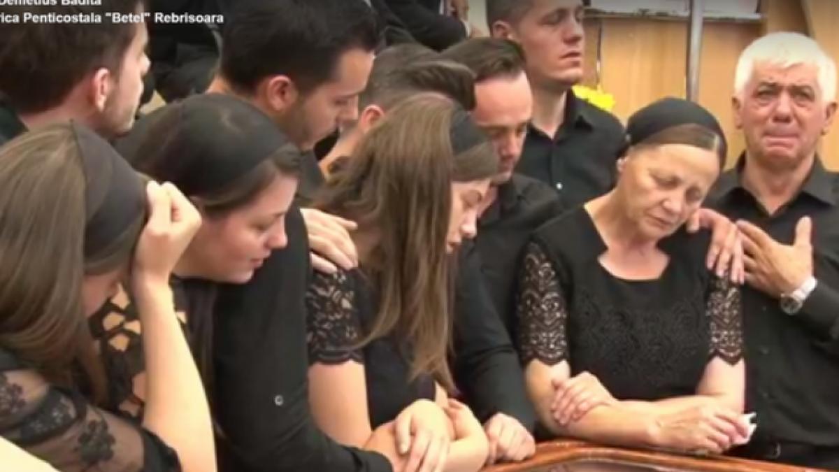 inmormantarea baiatului mort inainte de bac transmisa live pe facebook ce s a vazut in timpul