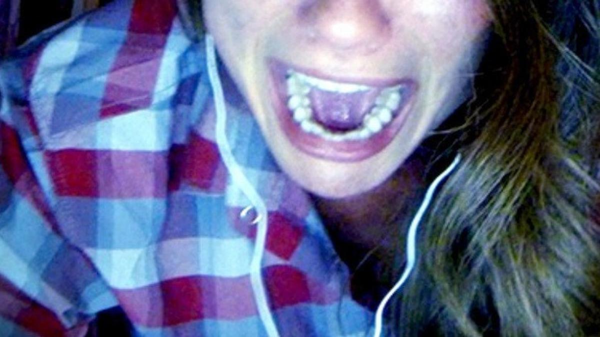 o fata de 14 ani din prahova si ar fi convins sora si cea mai buna prietena sa o ajute sa se