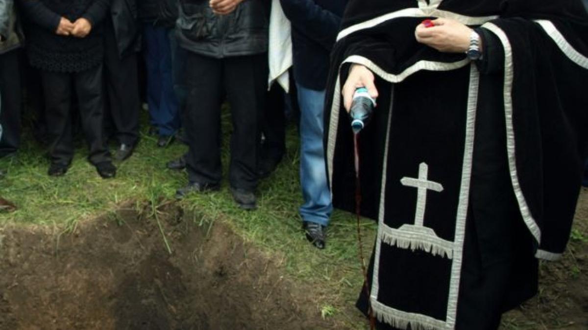 se pregateau sa inchida sicriul si sa il puna in pamant atunci moarta s a ridicat si a spus asta