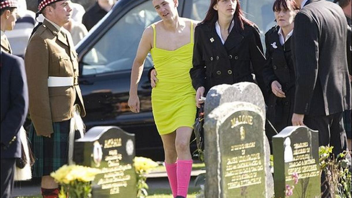 a venit imbracat cu o rochie galbena mulata la inmormantarea prietenului sau in loc sa se uite