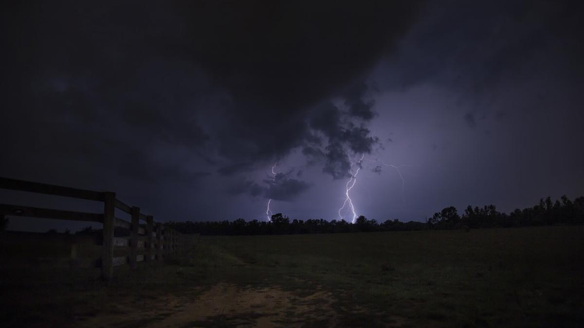 barbat lovit de fulger in comuna magura ilvei bistriteanul a fost surprins de furtuna pe camp