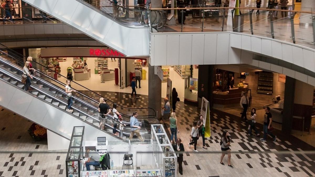 Incident șocant într-un mall din București. Un întreg perete s-a prăbușit