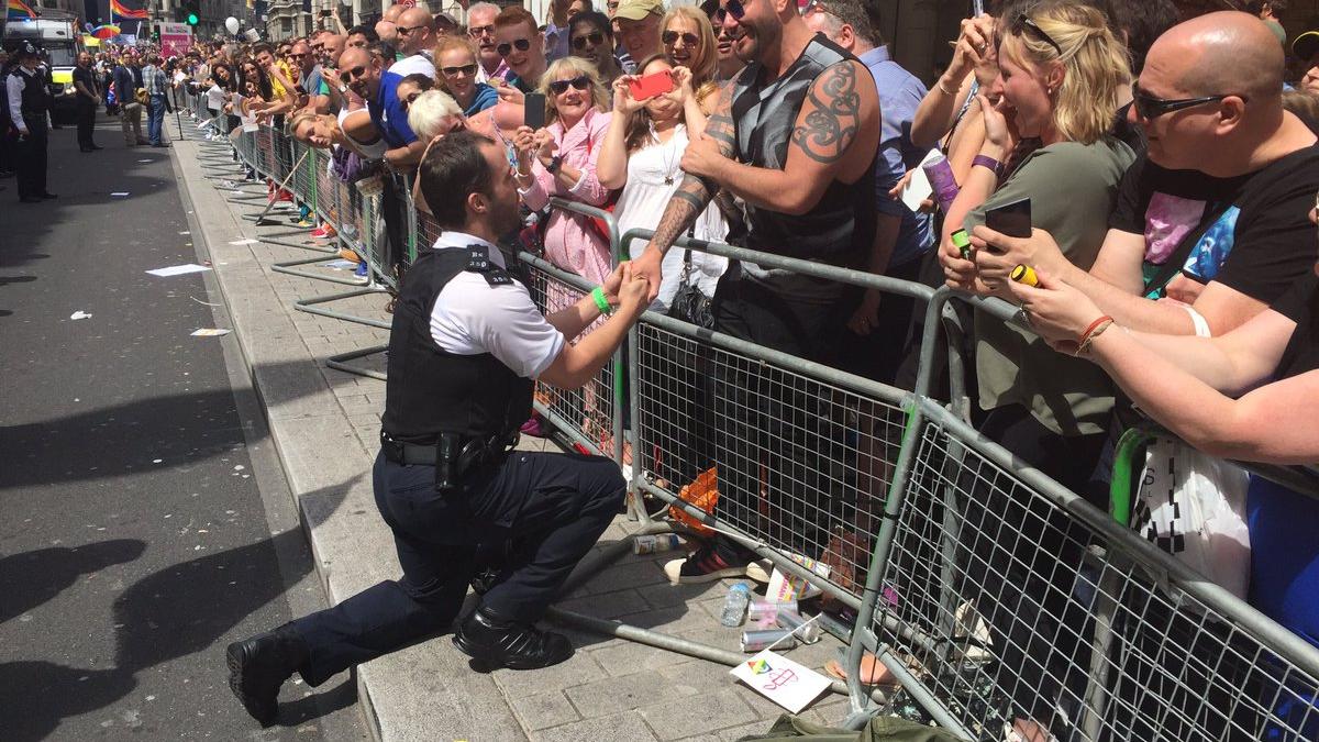 ce s a intamplat de fapt dupa ce aceasta fotografie a facut inconjurul lumii politistul care a