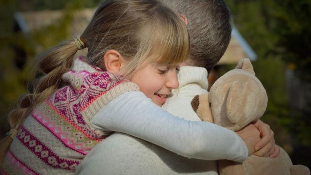 o femeie a facut cancer si a murit din cauza ca si a imbratisat tatal cand era mica cum a fost