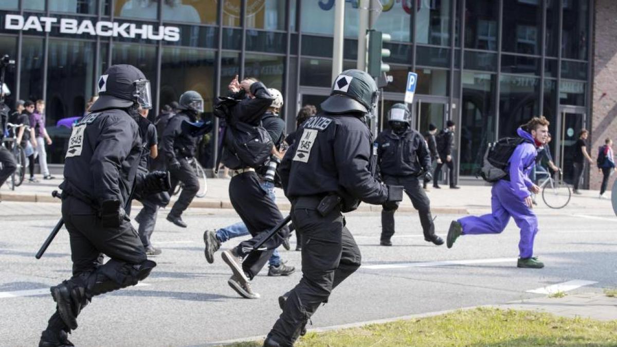 violente in hamburg in timpul summitului g20 protestatarii au fost alungati cu tunurile cu apa