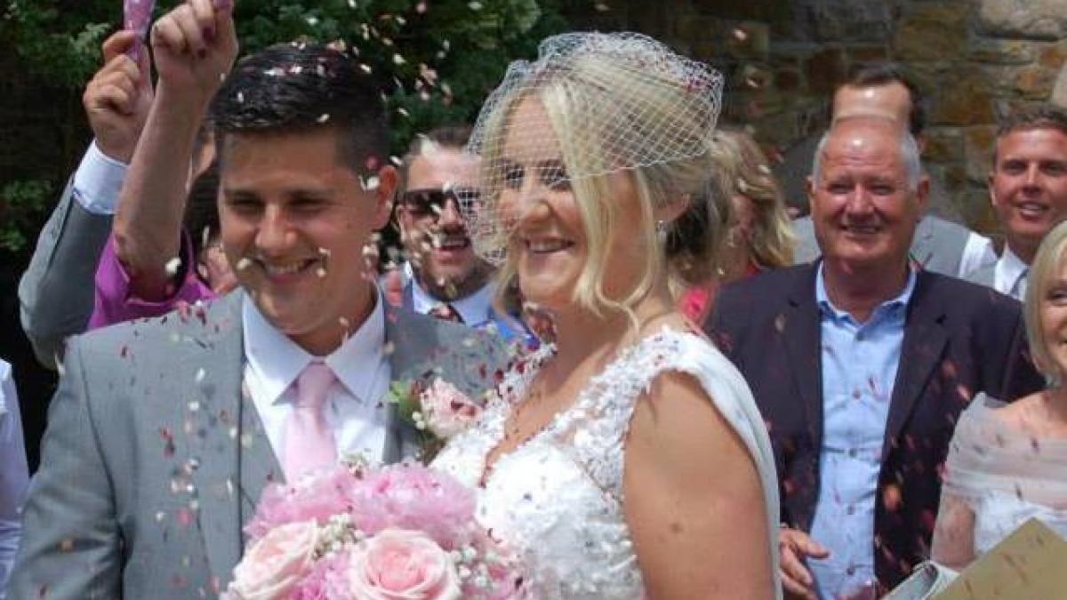 se casatorise de cateva luni cand sotul ei a murit subit cand s a uitat in fotografiile de la nunta