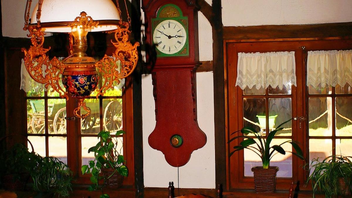 ii murise mama asa ca a venit in casa ei sa stranga lucrurile cand a venit randul unei mese vechi a