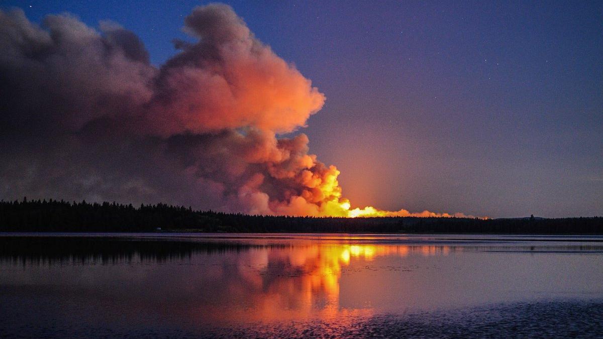 stare de urgenta in vestul canadei 3000 de locuinte evacuate din cauza incendiilor in padure