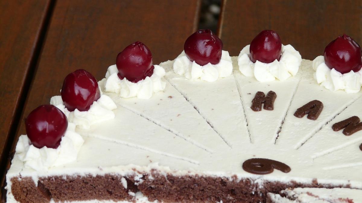 a taiat tortul dupa care l a acoperit cu felii de paine nimeni nu stia trucul asta pana acum