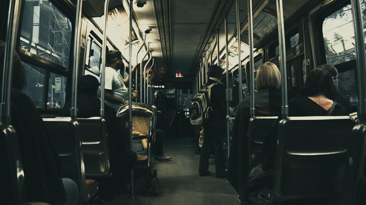 un autobuz a fost rupt in doua dupa ce a trecut peste o groapa din asfalt video