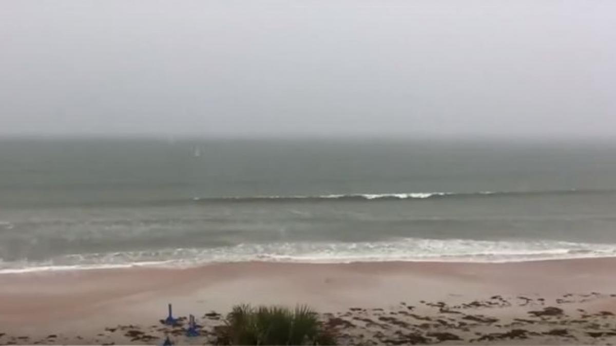 a asteptat sa plece toata lumea de pe plaja si a inceput sa filmeze marea cand a privit imaginile a