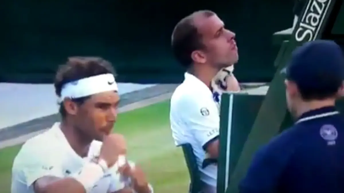rafael nadal a cerut ajutor pentru a arunca un ambalaj la gunoi video