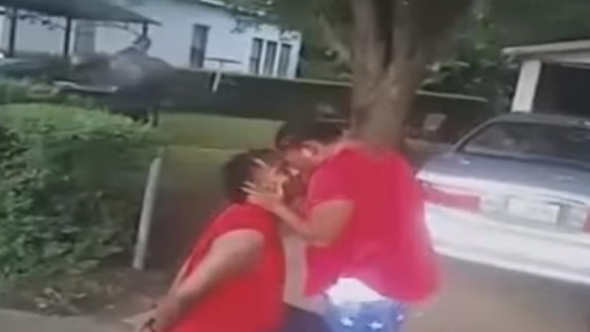 cea mai neobisnuita cerere in casatorie barbatul a avut nevoie de acordul politistilor video