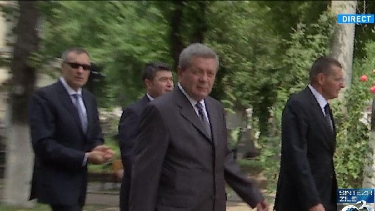 george maior insotit de fostul sau adjunct florian coldea la inmormantarea academicianului augustin