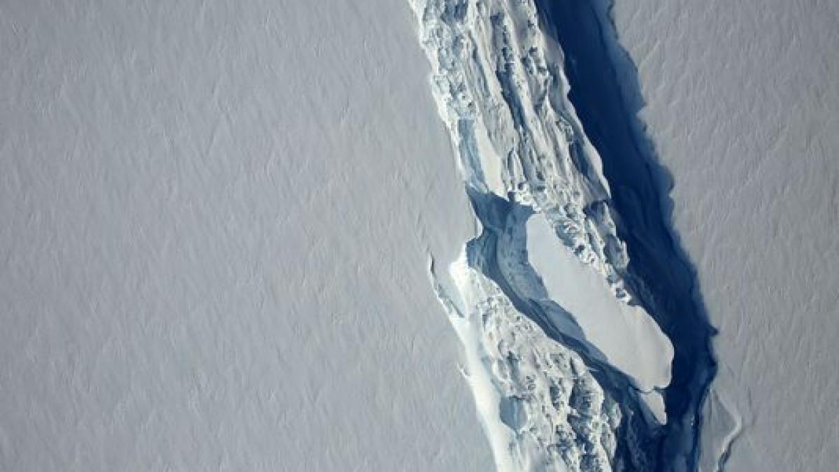 un aisberg gigantic s a desprins din antarctica