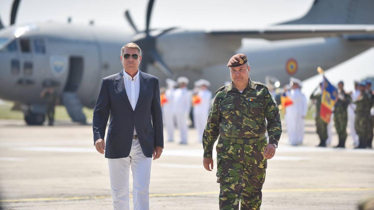 klaus iohannis criticat pentru tinuta nepotrivita la un eveniment militar