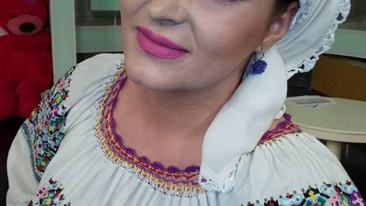 o cantareata de muzica populara a rabufnit dupa imaginile cu episcopul de husi intretinand relatii