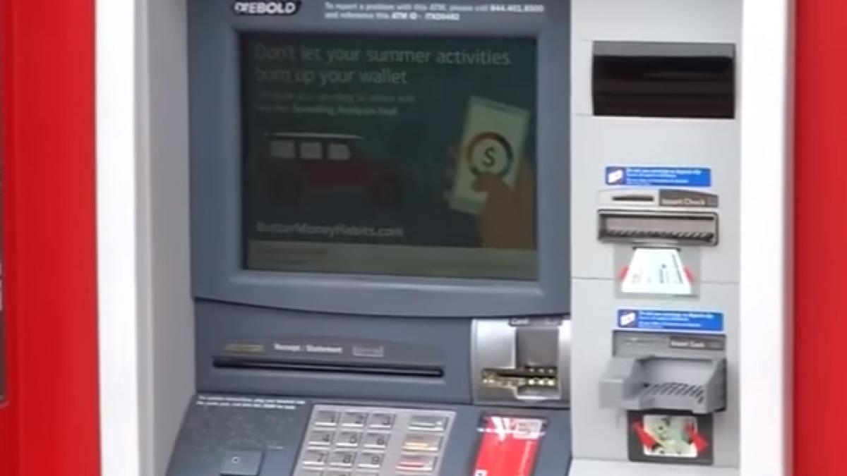 un barbat a ramas blocat intr un bancomat in timp ce incerca sa il repare cum a reusit sa iasa video