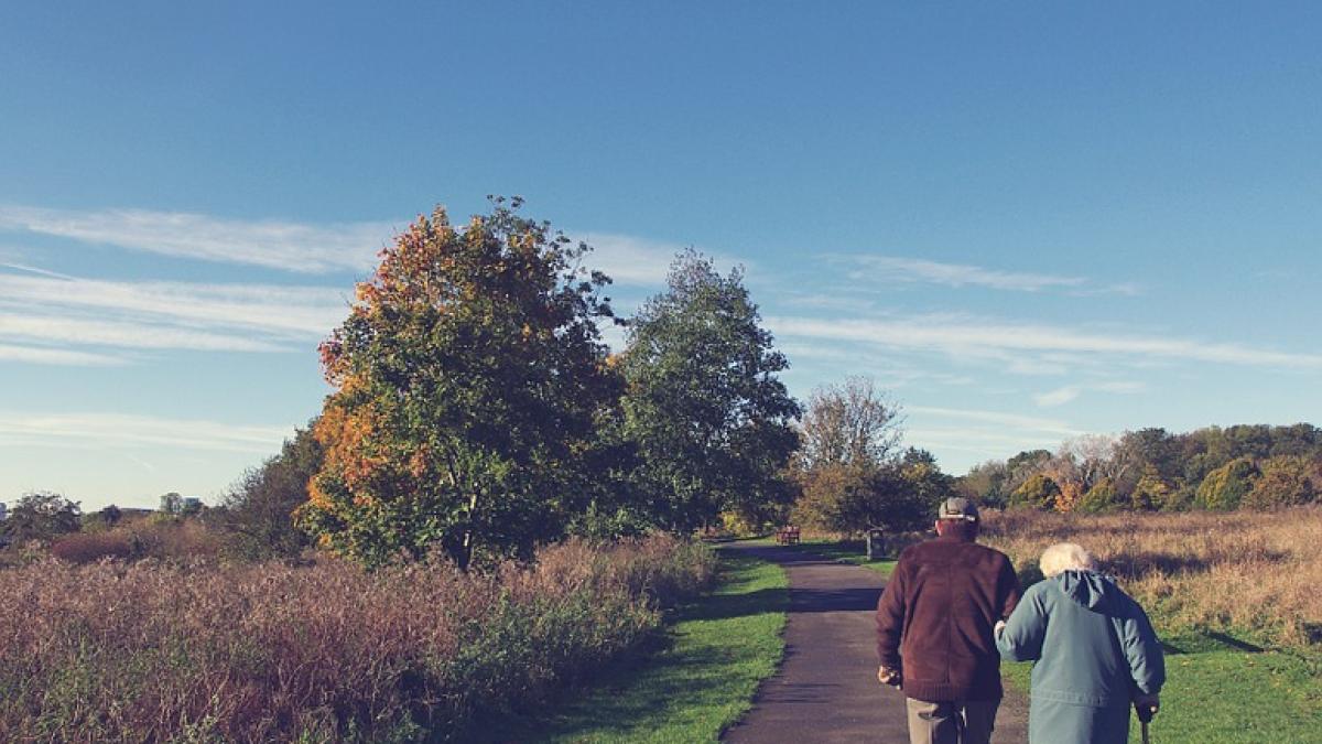 a evadat de la azil ca sa se vada cu iubitul mai tanar peripetiile unei batrane de 92 de ani
